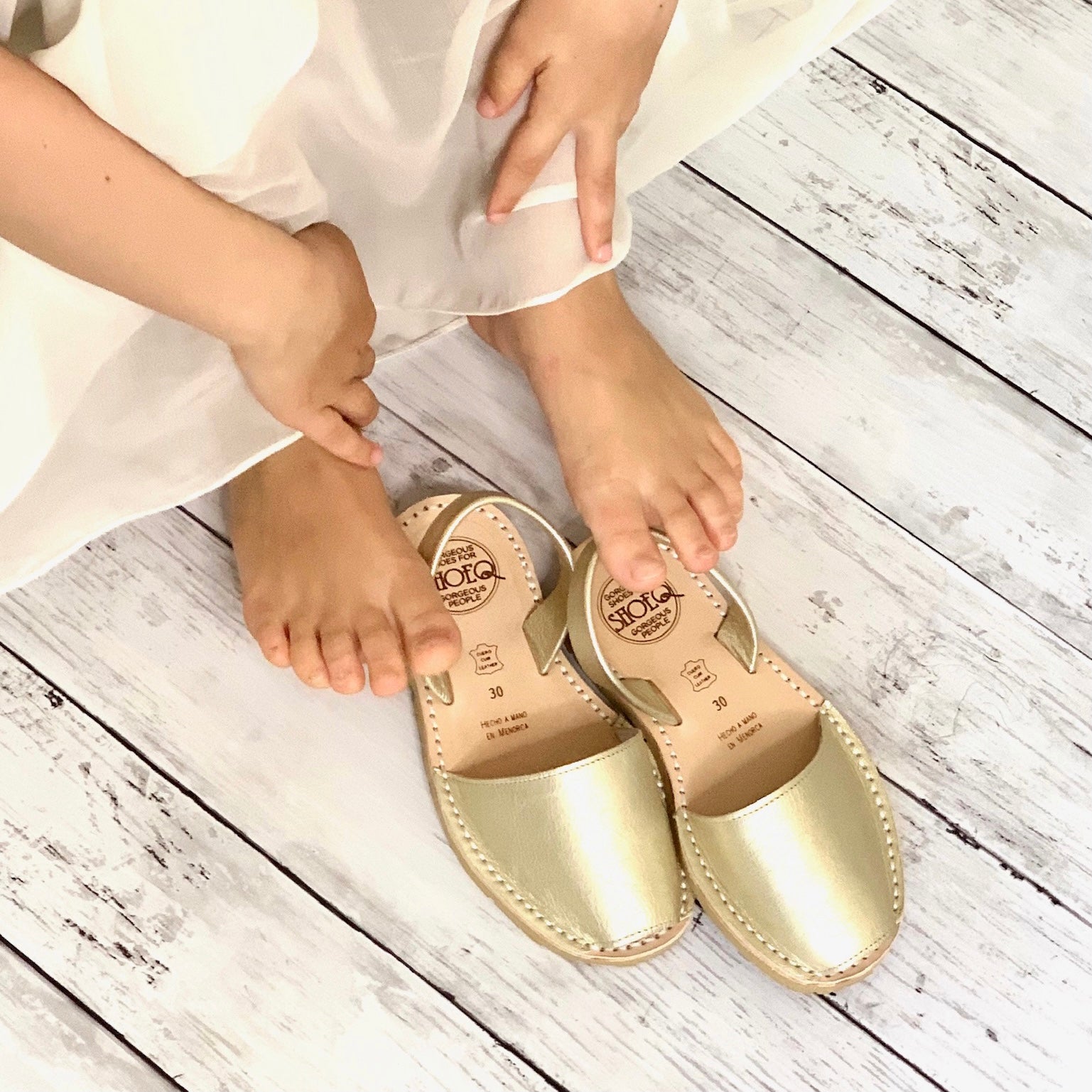 Girls Classic Avarca in Champagne Metallic - Shoeq