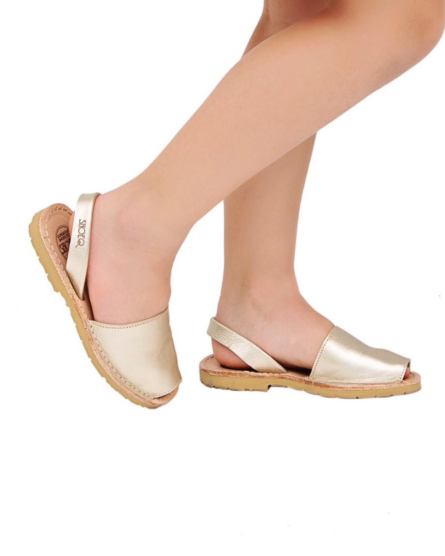 Girls Classic Avarca in Champagne Metallic - Shoeq