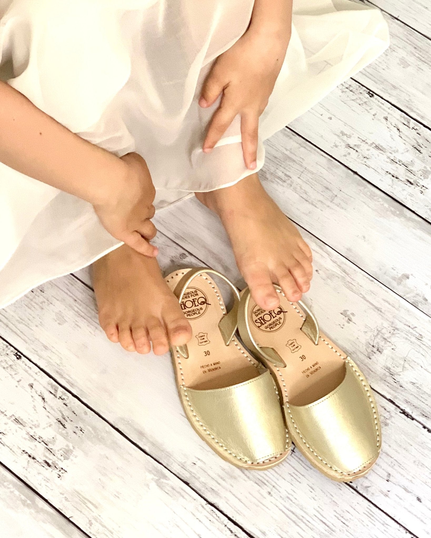 Girls Classic Avarca in Champagne Metallic - Shoeq