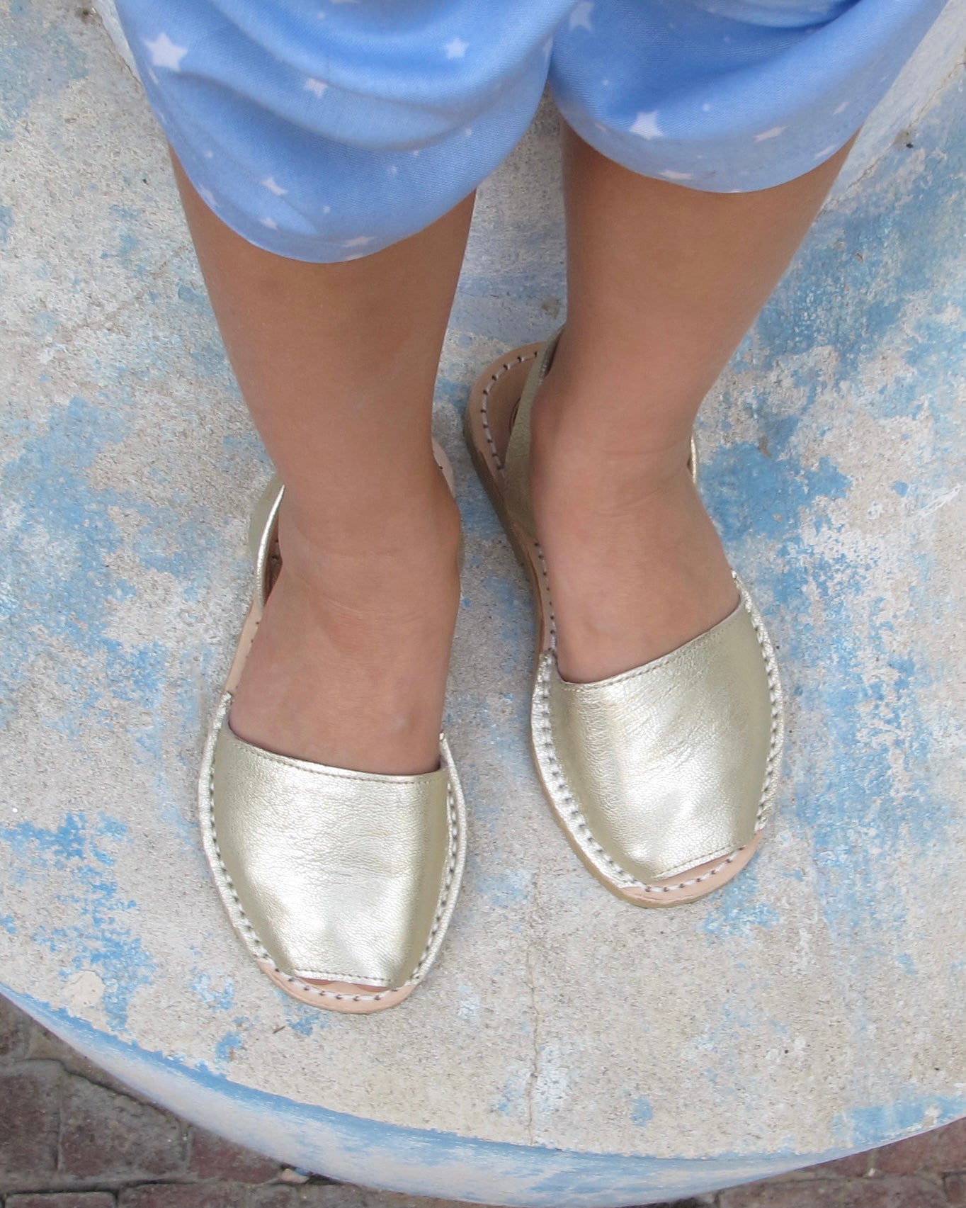 Girls Classic Avarca in Champagne Metallic - Shoeq