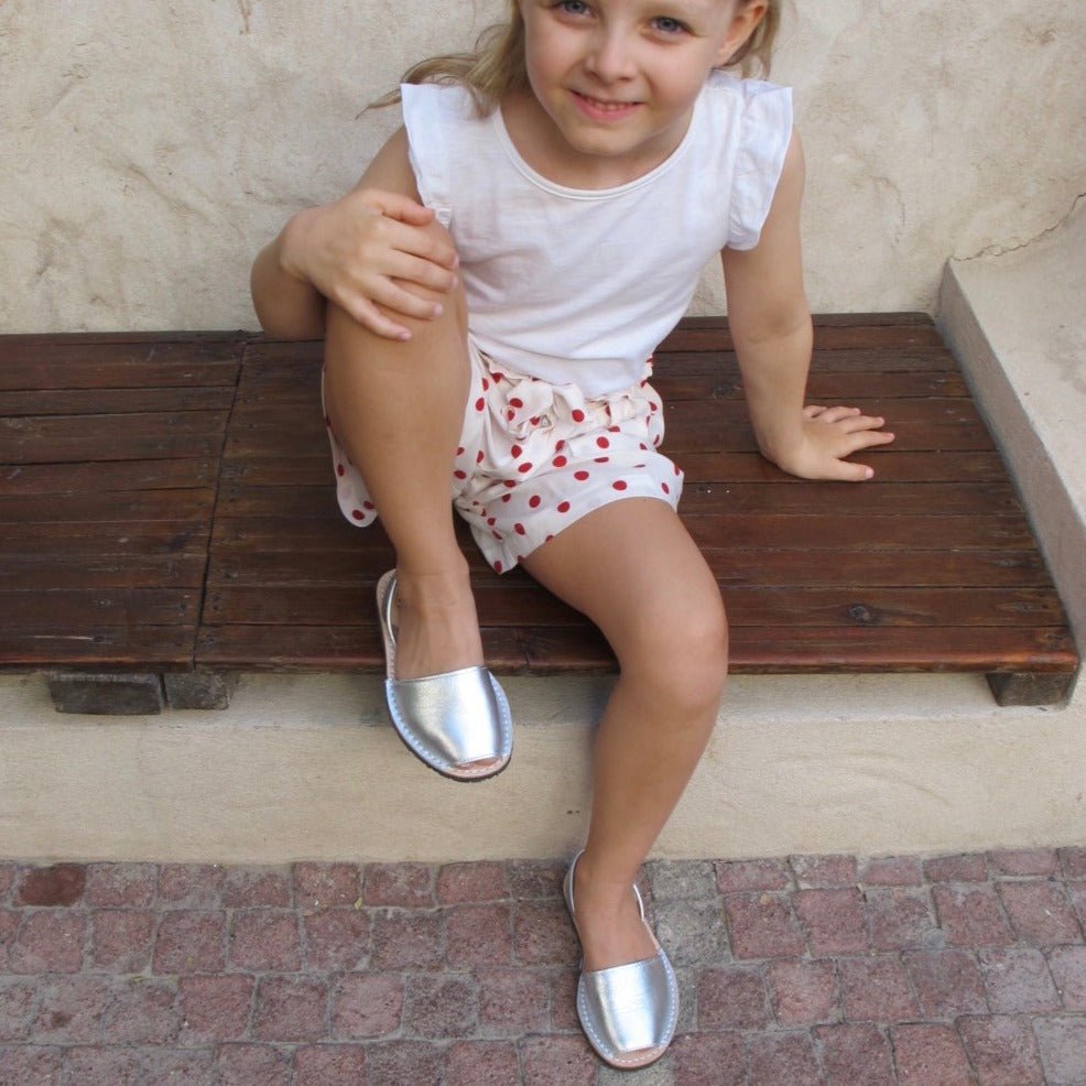 Girls Classic Avarca in Metallic Silver - Shoeq