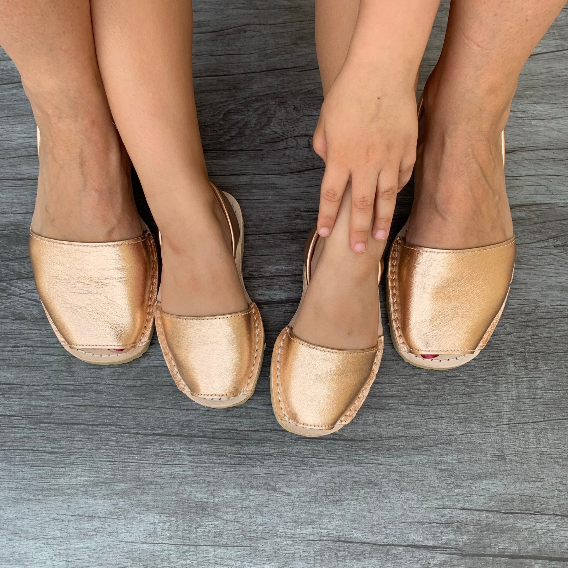 Girls Classic Avarca in Rose Gold - Shoeq