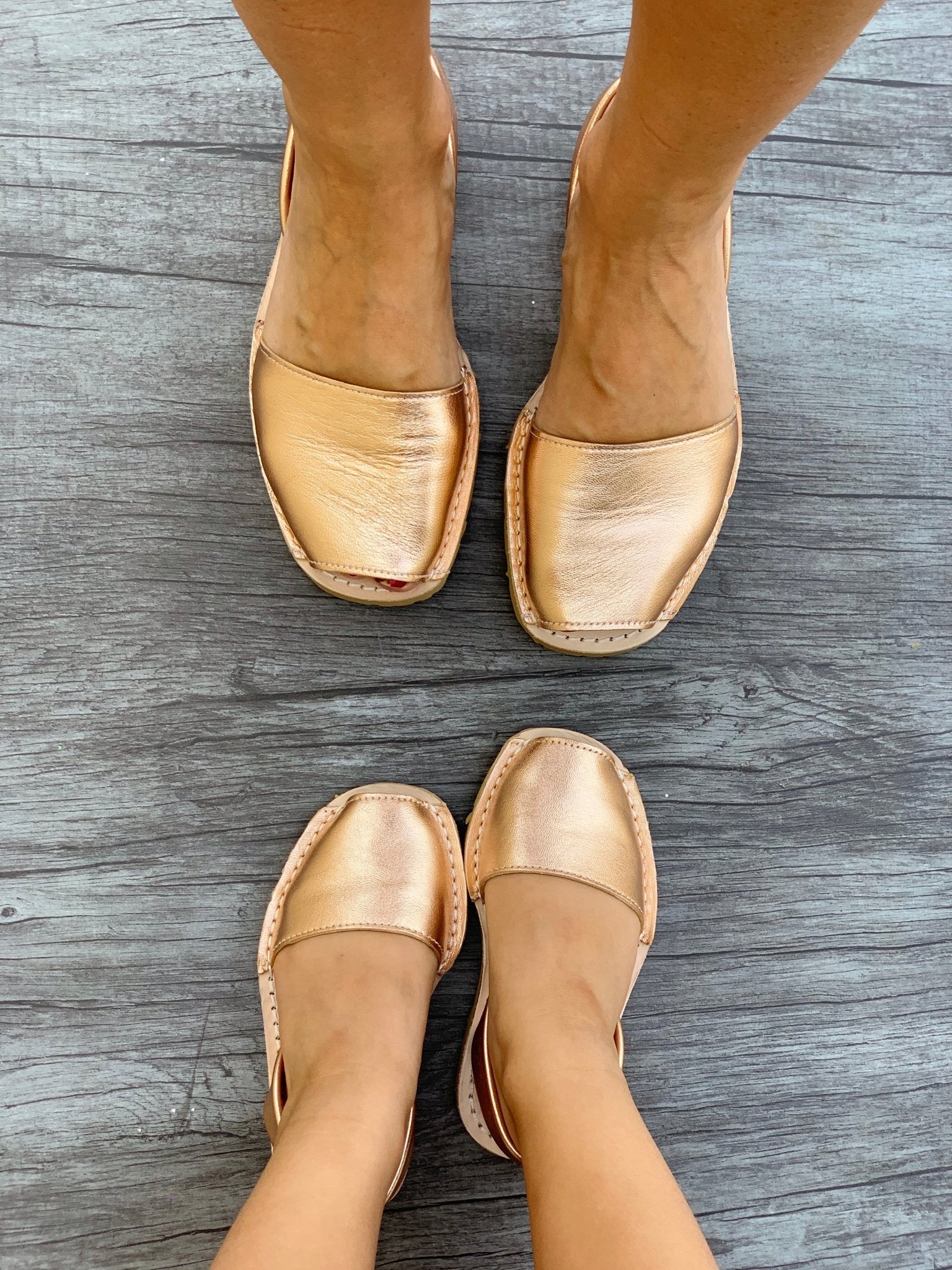 Girls Classic Avarca in Rose Gold - Shoeq